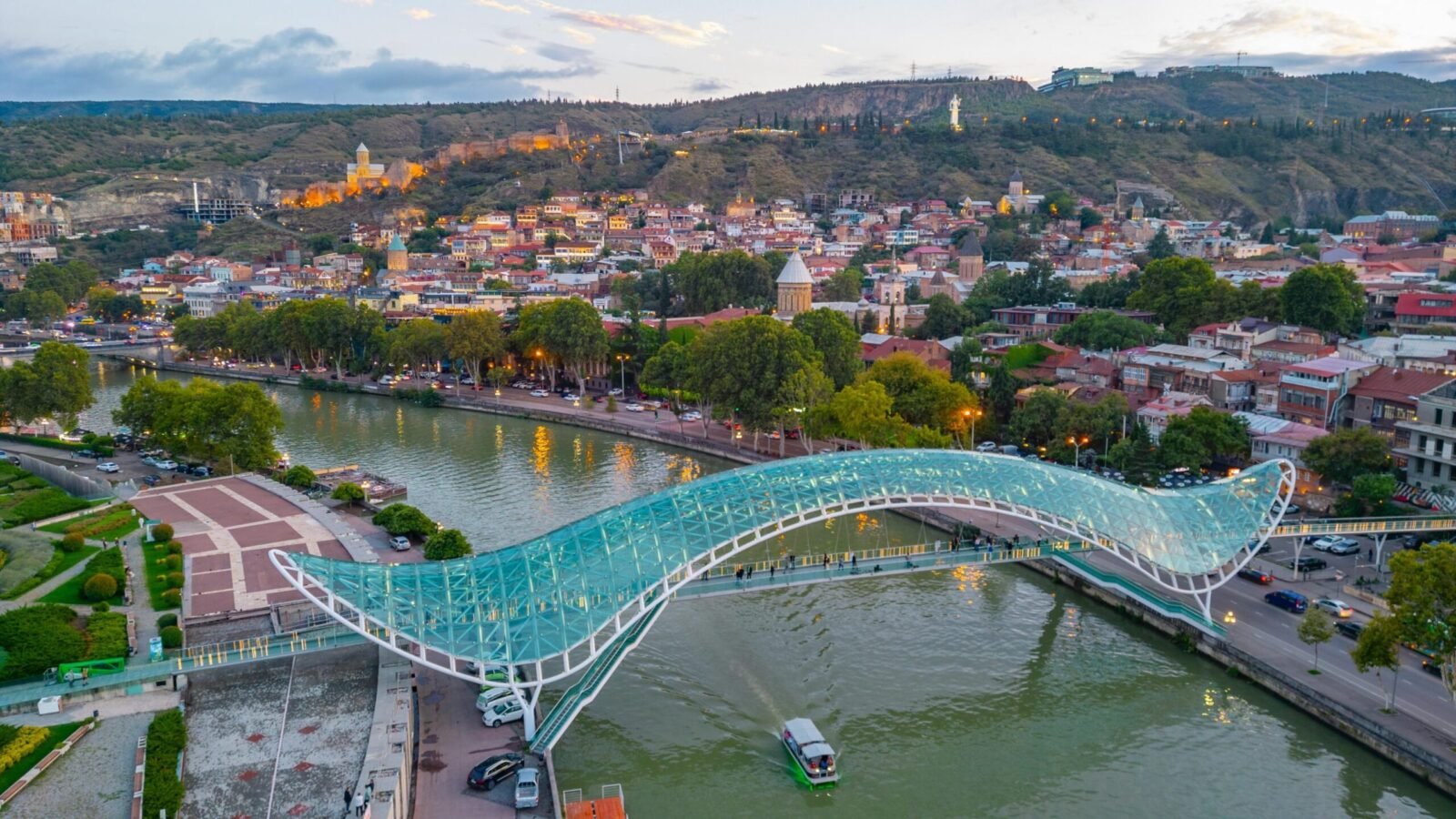 جسر السلام بتبليسي جورجيا عروض سياحية اجنحة المطار